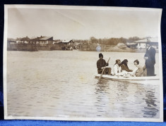 INUNDATII IN COMUNA OSTROV , TRANSPORTAREA LOCUITORILOR DE PE UN TARM PE ALTUL , FOTOGRAF IOSIF BERMAN , PERIOADA INTERBELICA foto