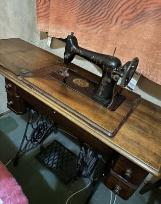Masina de cusut Singer cu capac si 4 sertare foto