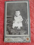 Fotografie tip CDV, fetita bebe pe scaun, inceput de secol XX