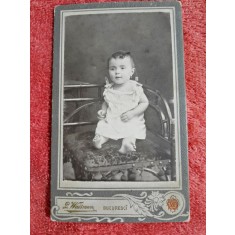 Fotografie tip CDV, fetita bebe pe scaun, inceput de secol XX