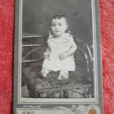 Fotografie tip CDV, fetita bebe pe scaun, inceput de secol XX