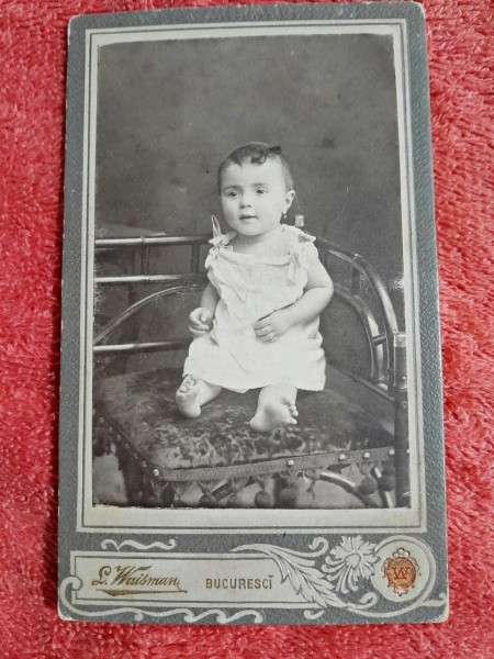 Fotografie tip CDV, fetita bebe pe scaun, inceput de secol XX