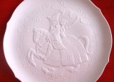 FARFURIE DECORATIVA PORTELAN MAT BISCUIT SCENA DE NUNTA CU REGE SI REGINA CALARE PE CAL 28.5 CM