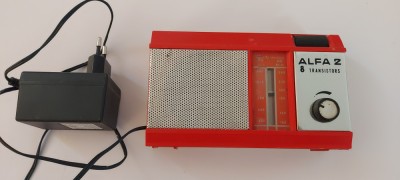 RADIO ALFA 2 CU 8 TRANZISTOARE ELECTRONICA ,FUNCTIONEAZA PE MEDII . foto