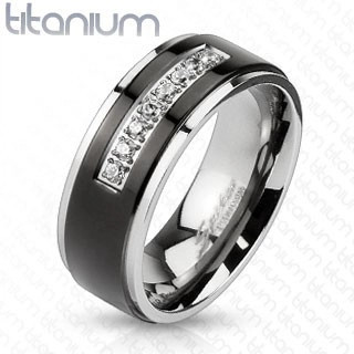 Inel argintiu din titan, dungă neagră, margini lucioase, linie din zirconii transparente - Marime inel: 65