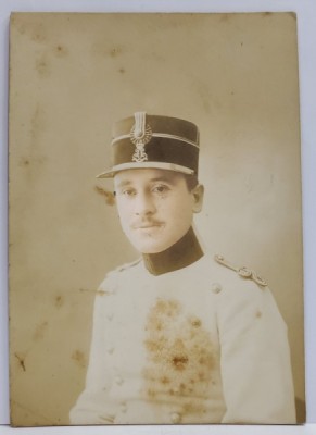 TANAR IN UNIFORMA MILITARA CU CHIPIU , FOTOGRAFIE , SFARSITUL SEC. XIX foto