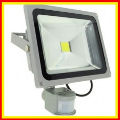 PROIECTOR LED 30W cu senzor de miscare si senzor de lumina alba rece foto