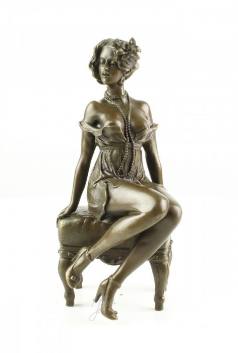 Femeie pe scaunel - statueta semierotica BE-76