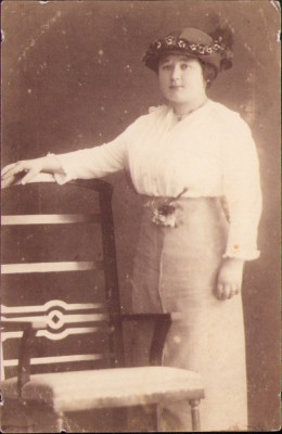 P1756N Doamnă &amp;icirc;n vestimentație de epocă, studio G&amp;aacute;rdi Imre, Cluj, ante 1918 foto