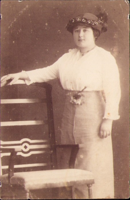 P1756N Doamnă &icirc;n vestimentație de epocă, studio G&aacute;rdi Imre, Cluj, ante 1918