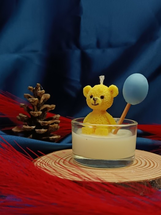 Lumanare Parfumata din Ceara de Soia , Ursulet Galben cu Balon Albastru, 100g, 7A 6 cm