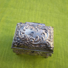 Deosebita caseta de bijutterii, metal argintat neobaroc