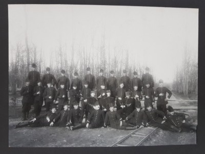OFITERI SI GRADATI DIN REGIMENTELE DE GENIU LA LUCRARILE SOSELELOR DIN TABARA DE INSTRUCTIE &amp;#039; MIHAI BRAVUL &amp;#039; , FOTOGRAFIE DE GRUP , MONOCROMA, DATA foto