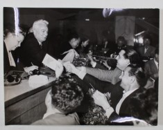 DELEGATIA P.C.U.S. , CONGRESUL AL VIII - LEA AL P.C.I. , ROMA , FOTOGRAFIE DE PRESA , 1956 foto