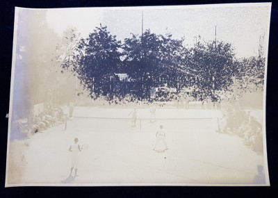 TENISMENI IN TIMPUL UNUI MECIU DE DUBLU - MIXT , FOTOGRAFIE MONOCROMA, VOALATA , CU OCAZIA CEFERIADEI 1940 foto