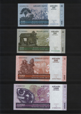 Madagascar set 100 + 200 + 500 + 1000 ariary 2004 unc foto