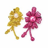 Cumpara ieftin Set 2 agrafe de par aurie si roz 5 x 2 cm, model floral metalizat, accesorii feminine pentru prinderea parului