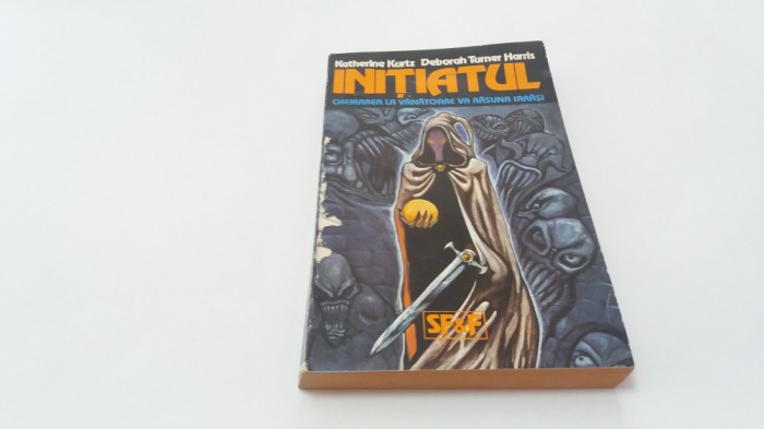 KATHERINE KURTZ* DEBORAH - INITIATUL CHEMAREA LA VANATOARE VA RASUNA IARASI