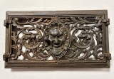 Ușiță Veche Sobă din Fontă Turnată &ndash; Mascaron și Himere Neo-Renaștere, 3 kg (cca. 1890&ndash;1900