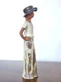 Figurina / bibelou din teracotă arsa glazurata, domnisoara hippie