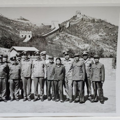 DELEGATIE MILITARA ROMANA SI OFICIALI CHINEZI IN FATA MARELUI ZID CHINEZESC , FOTOGRAFIE DE GRUP , ANII '60 - 70