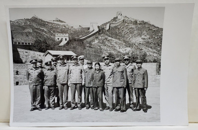 DELEGATIE MILITARA ROMANA SI OFICIALI CHINEZI IN FATA MARELUI ZID CHINEZESC , FOTOGRAFIE DE GRUP , ANII &amp;#039;60 - 70 foto