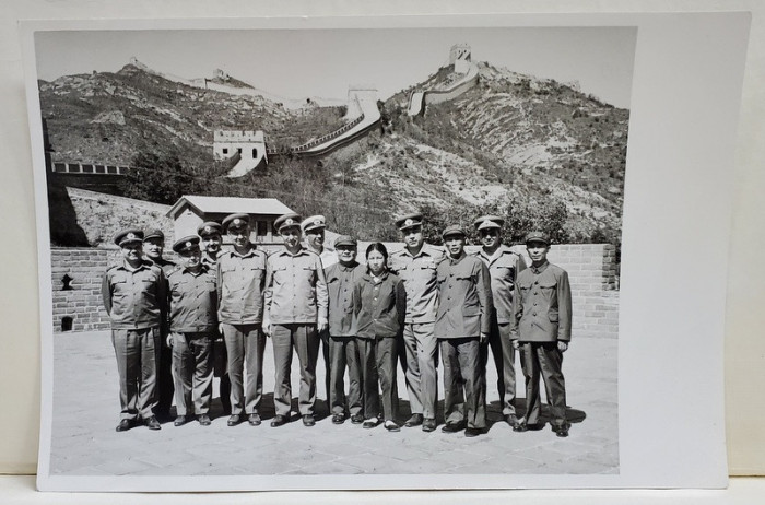 DELEGATIE MILITARA ROMANA SI OFICIALI CHINEZI IN FATA MARELUI ZID CHINEZESC , FOTOGRAFIE DE GRUP , ANII &#039;60 - 70