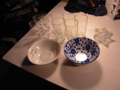 LOT 5 pahare sonda, 4 pahare gravate cu buza aurita pentru liquor, 2 castronase din portelan si o caseta din sticla