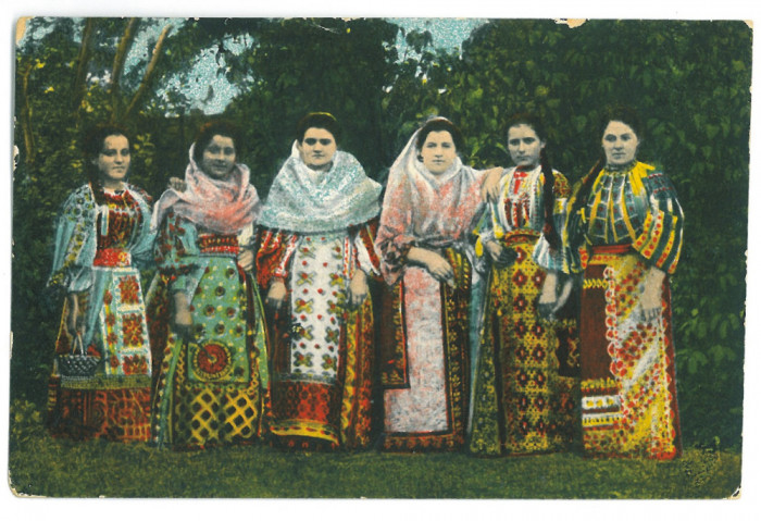 5048 - ETHNIC women, Romania - old postcard - used - 1928