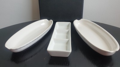 Set boluri japoneze, castroane pt sosuri, portelan alb, mancare japoneza, Asia. foto
