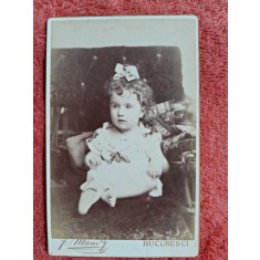 Fotografie tip CDV, fetita cu fundita in par, inceput de secol XX