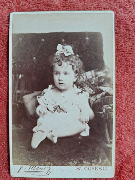 Fotografie tip CDV, fetita cu fundita in par, inceput de secol XX