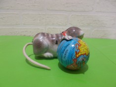 JUCARIE veche de colectie din tabla US ZONE - GERMANY , pisica cu glob pamantesc