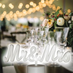Lampa LED Neon de Masă, Model &quot;Mr&amp;Mrs&quot;, Culoare Alb, Dimensiuni 30x13.5cm, Funcționare USB sau Baterii
