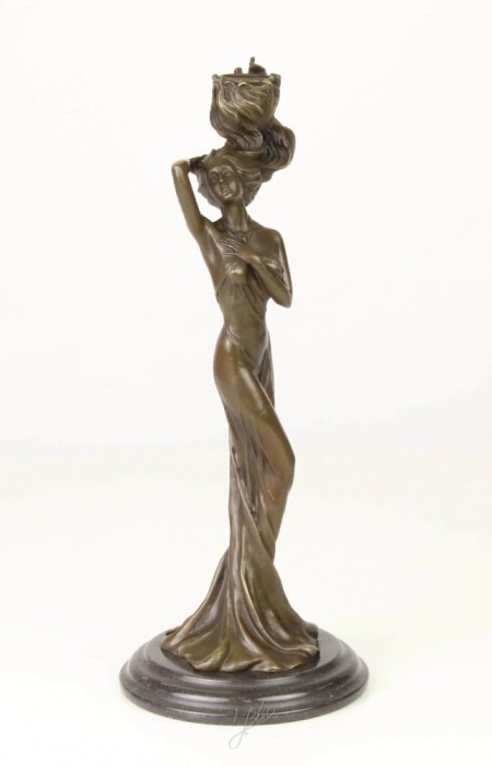 Femeie cu urna-sfesnic din bronz UP-99