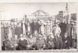 Bnk foto - Ploiesti - Elevi si profesor - Halele Centrale, Alb-Negru, Romania de la 1950, Cladiri