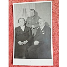 Fotografie, ofiter german impreuna cu doamna si domn in varsta in timpul celui de-al doilea razboi mondial
