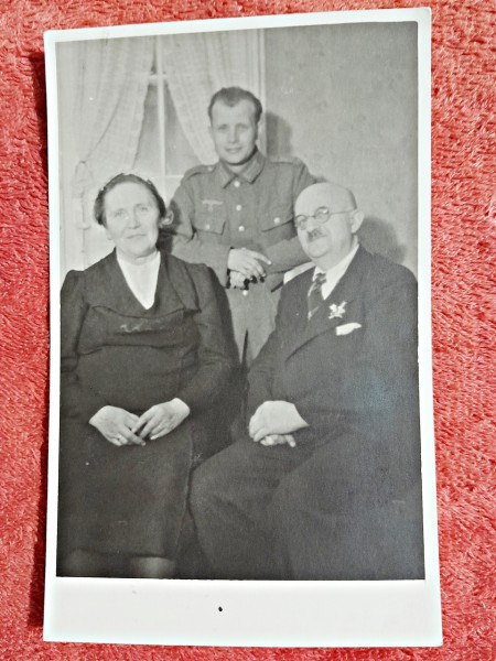 Fotografie, ofiter german impreuna cu doamna si domn in varsta in timpul celui de-al doilea razboi mondial