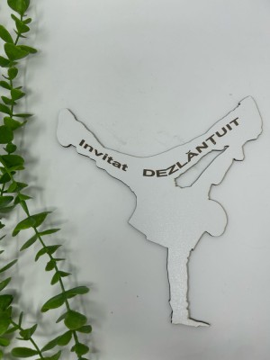 Props invitat dezlantuit din MDF foto