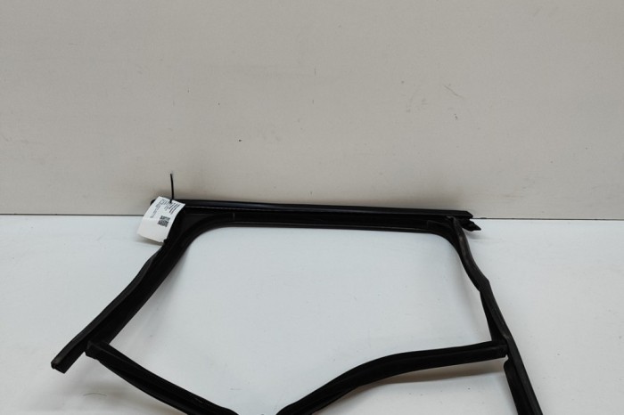 Bandou superior ușă st&acirc;nga spate PORSCHE MACAN DKN 2021 OEM: 95B839431D | 31538252