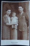 Fotografie tip Carte Postala, Parinti cu un copil mic, perioada interbelica