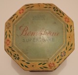 Cutie goala din tabla "BOMBOANE SUPERIOARE Ministerul Industriei Alimentare Bucuresti 200 g Lei 6" comunism RPR / "D": 9 cm H: 6 cm 85 g Stare f. buna