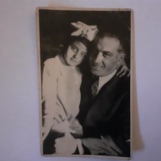 Fotografie dimensiune CP cu tată și fiică din Sibiu în 1940