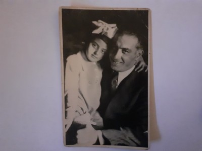 Fotografie dimensiune CP cu tată și fiică din Sibiu &amp;icirc;n 1940 foto
