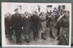 BARBATI CU UNIFORME MILITARE ROMANESTI , LA DEFILARE , FOTOGRAFIE TIP CARTE POSTALA , INTERBELICA