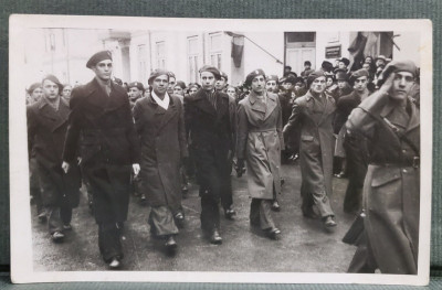 BARBATI CU UNIFORME MILITARE ROMANESTI , LA DEFILARE , FOTOGRAFIE TIP CARTE POSTALA , INTERBELICA foto