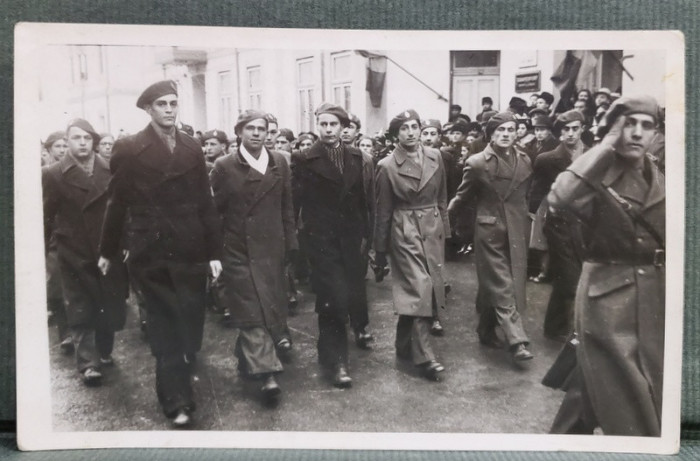 BARBATI CU UNIFORME MILITARE ROMANESTI , LA DEFILARE , FOTOGRAFIE TIP CARTE POSTALA , INTERBELICA