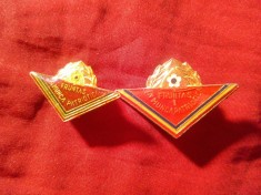 2 Insigne Mare si Mica - Pionier -Fruntas in Munca Patriotica ,metal si email . L=3 si 4cm