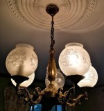 Superb candelabru din bronz masiv cu 5 brațe și globuri din sticla cu model floral