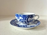 # Set Ceșcuță și Farfuriuță Portelan Japonez Vintage Kumagai Sei, Model Sometsuke Peisaj Albastru și Alb, Eggshell, Tradițional Imari Kutani, 7.5cm